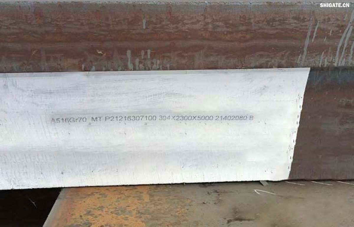 河鋼舞鋼積極發(fā)揮技術(shù)優(yōu)勢，打造更多“單打冠軍”產(chǎn)品。成立高難要求SA516Gr70小微攻關(guān)團(tuán)隊(duì)，采用專用成分設(shè)計(jì)、一體化特殊工藝，攻克相關(guān)技術(shù)難題，不斷提高產(chǎn)品質(zhì)量，研發(fā)出更高技術(shù)含量的高附加值產(chǎn)品，滿足客戶的個(gè)性化需求。在今年5月，河鋼舞鋼為客戶研發(fā)出厚度203mm、技術(shù)含量在當(dāng)時(shí)均創(chuàng)同類鋼板之更的高性能SA516Gr70，助力我國重點(diǎn)PTA（精對苯二甲酸）項(xiàng)目建設(shè)。短短三個(gè)月，便再次實(shí)現(xiàn)突破，成功生產(chǎn)304mm厚SA516Gr70鋼板，實(shí)現(xiàn)高難要求容器用鋼SA516Gr70從8mm到304mm厚度規(guī)格的全覆蓋。鋼板具備優(yōu)良沖擊溫度性能，可廣泛應(yīng)用于常溫到零下52攝氏度的環(huán)境，耐高溫模焊時(shí)間可達(dá)26小時(shí)。產(chǎn)品不僅在重點(diǎn)工程項(xiàng)目得到應(yīng)用，還遠(yuǎn)銷海外，獲得市場高度認(rèn)可。